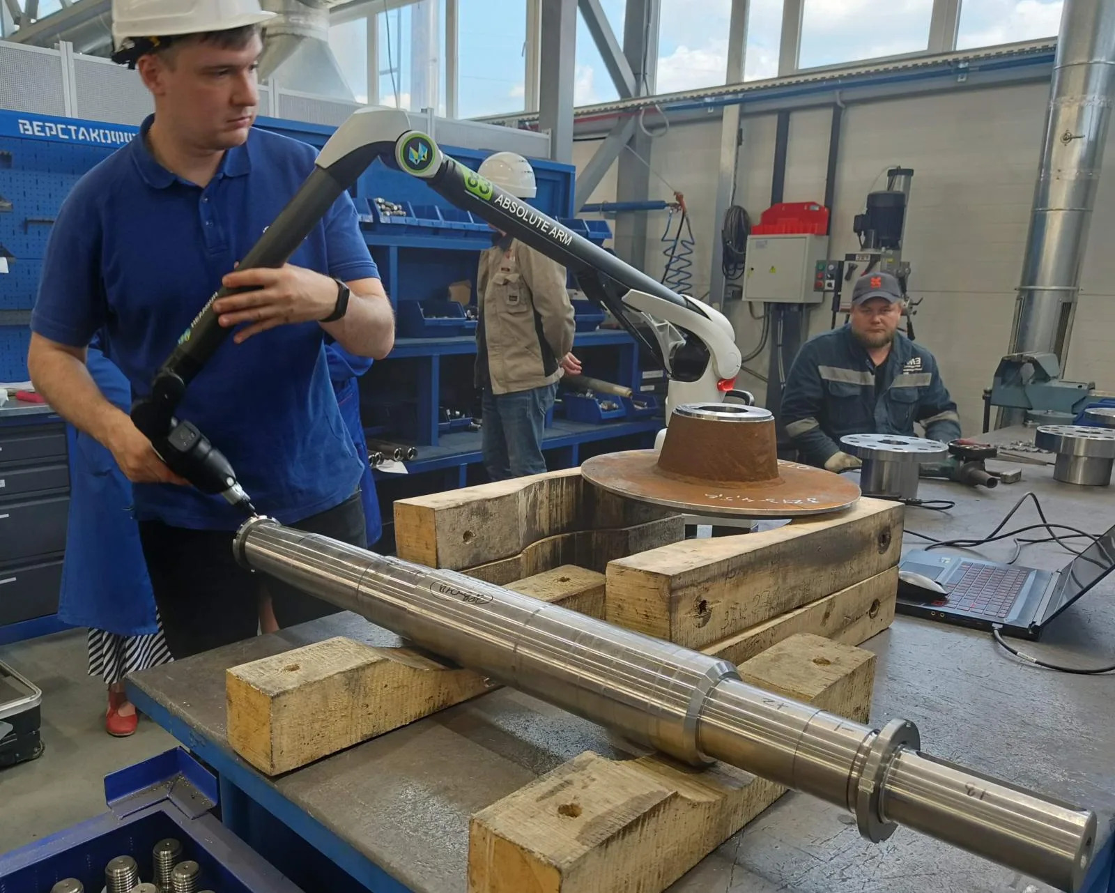 Демонстрация работы координатно-измерительной машины Hexagon Absolute Arm для измерения деталей при обработке на станке с ЧПУ