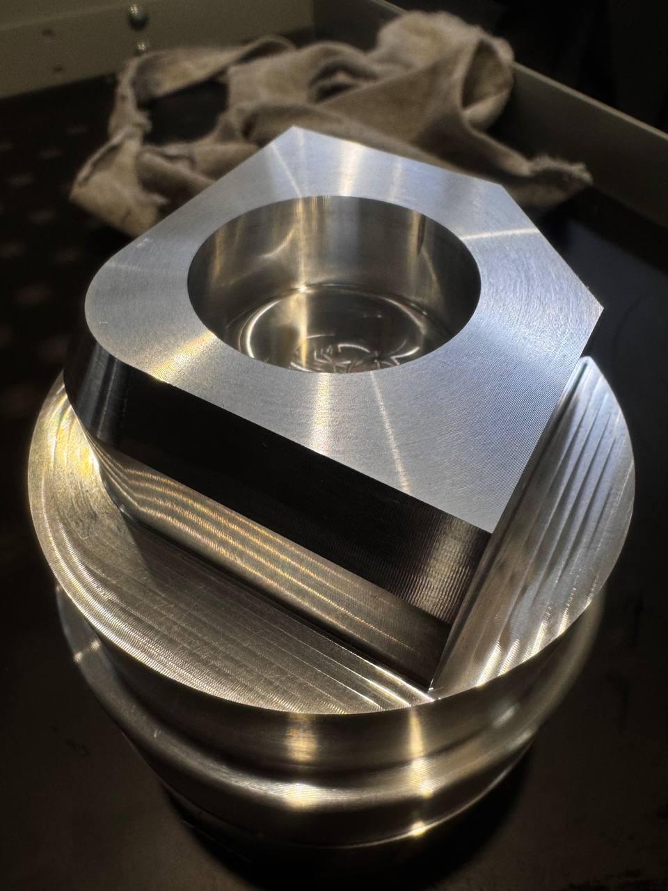 ​ Специалисты компаний «ПЛМ Урал» и «Униматик» завершили совместный проект по внедрению постпроцессора СПРУТКАМ для пятиосевого обрабатывающего центра UNI.5 800UMT с ЧПУ GNC62 на «Заводе компактных электромобилей», работающих под брендом «Автотор».         Основные характеристики реализации проекта включают внедрение технологии пятикоординатной обработки с функционалом вращения инструмента, адаптацию специальных циклов сверления серии 2000, возможность выполнения токарных работ. Была разработана подробная кинематическая модель станка, предназначенная для точного моделирования процесса обработки. В ходе испытаний изготовлена пробная деталь, подтверждающая правильную работу постпроцессора и всех предусмотренных технологическими процессами операций.       «Это важный шаг в повышении гибкости производства», — отметил представитель завода.        Внедрение постпроцессора СПРУТКАМ открывает новые возможности для обработки изделий сложной геометрической формы, сокращая время на программирования и минимизируя ошибки.         Ранее компании компании «ПЛМ Урал» и «Униматик» уже выполняли совместные проекты по внедрению решений, в том числе для предприятий корпорации «Росатом», НТК «Криогенная техника», предприятий корпорации «Ростех» и прочее и продолжают свое сотрудничество в области цифровизации металлообработки для машиностроительных предприятий России